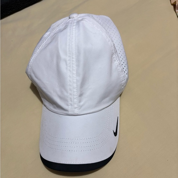 White Nike Hat Strapback - Picture 1 of 2